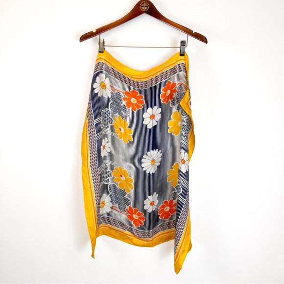 Vintage Daisy Silk Scarf - Picture 9 of 10